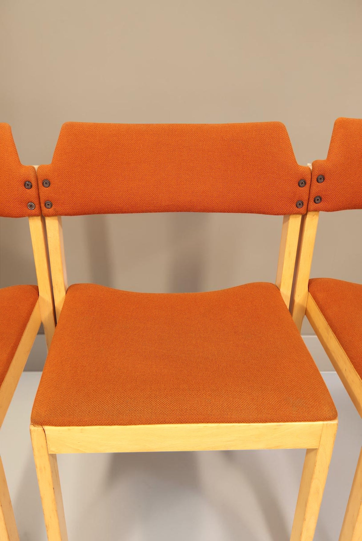 Vintage Space Mid Century Esszimmerstühle im 4er-Set mit orangefarbenem Stoffbezug und hellem Holzgestell