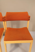 Vintage Space Mid Century Esszimmerstühle mit orangefarbenem Stoffbezug und hellem Holzgestell im 4er-Set