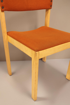 Vintage Space Mid Century Esszimmerstuhl mit hellem Holzgestell und orangefarbenem Stoffbezug im skandinavischen Stil