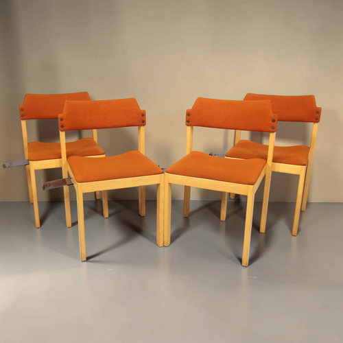 Vintage Space 4er-Set stapelbare Mid Century Esszimmerstühle mit hellem Holzgestell und orangefarbenem Stoffbezug