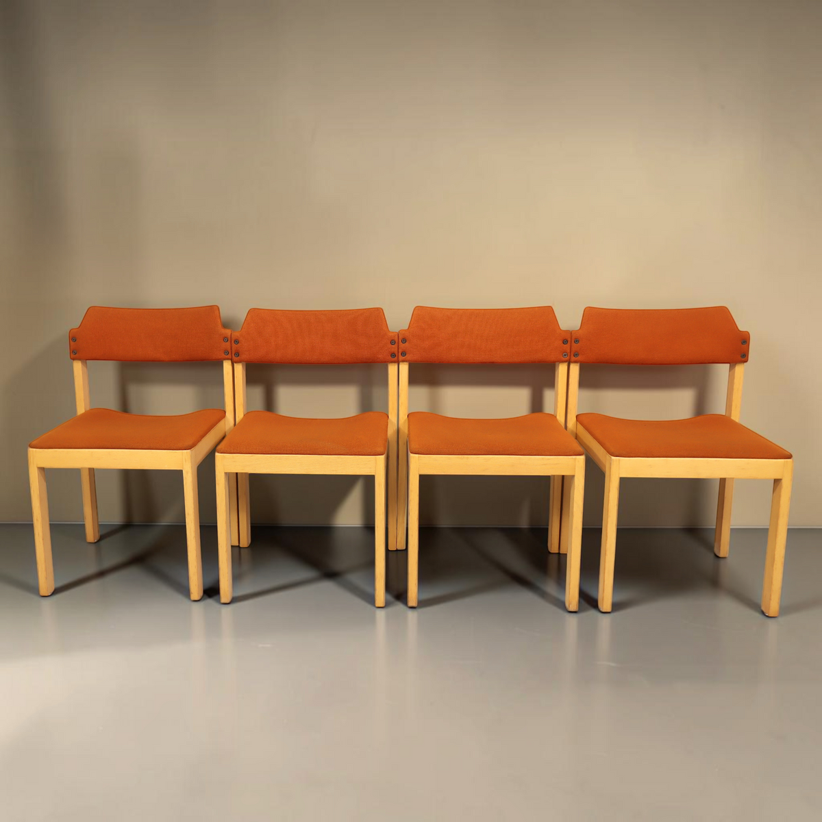 Vintage Space 4er-Set Mid Century Esszimmerstühle mit hellem Holzgestell und orangefarbenem Stoffbezug