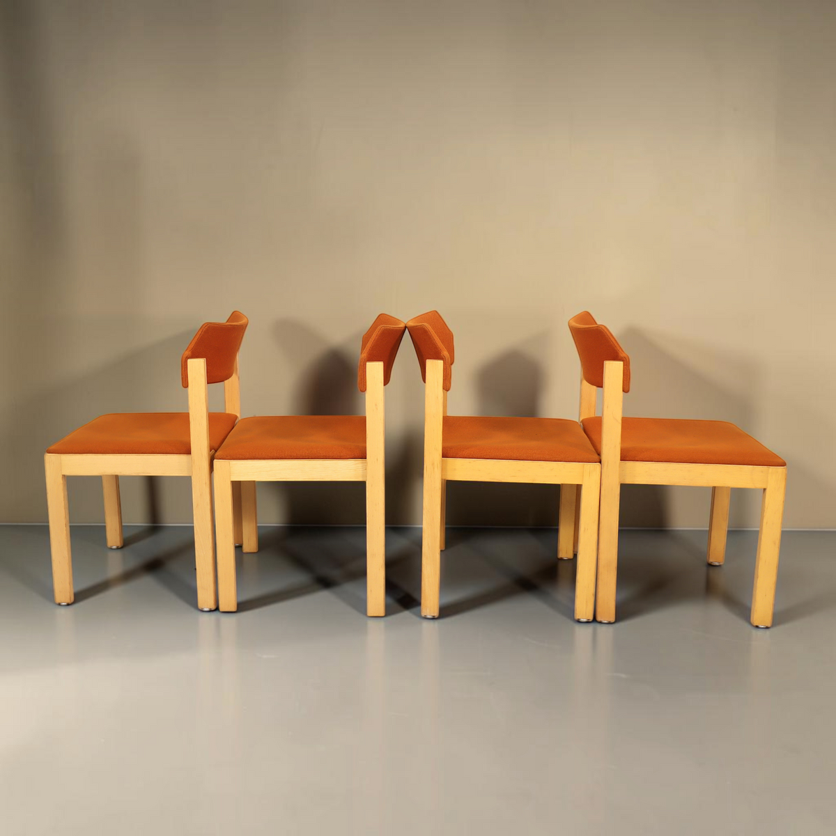 Vintage Space 4er-Set Mid Century Esszimmerstühle mit hellem Holzgestell und orangefarbenem Stoffbezug, stapelbar