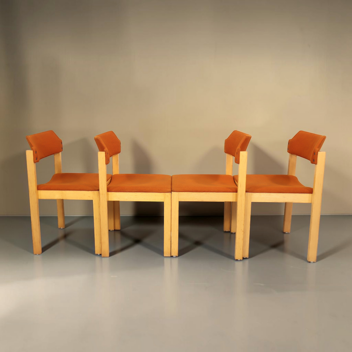 Vintage Space 4er-Set Mid Century Esszimmerstühle mit hellem Holzgestell und orangefarbenem Stoffbezug, stapelbar