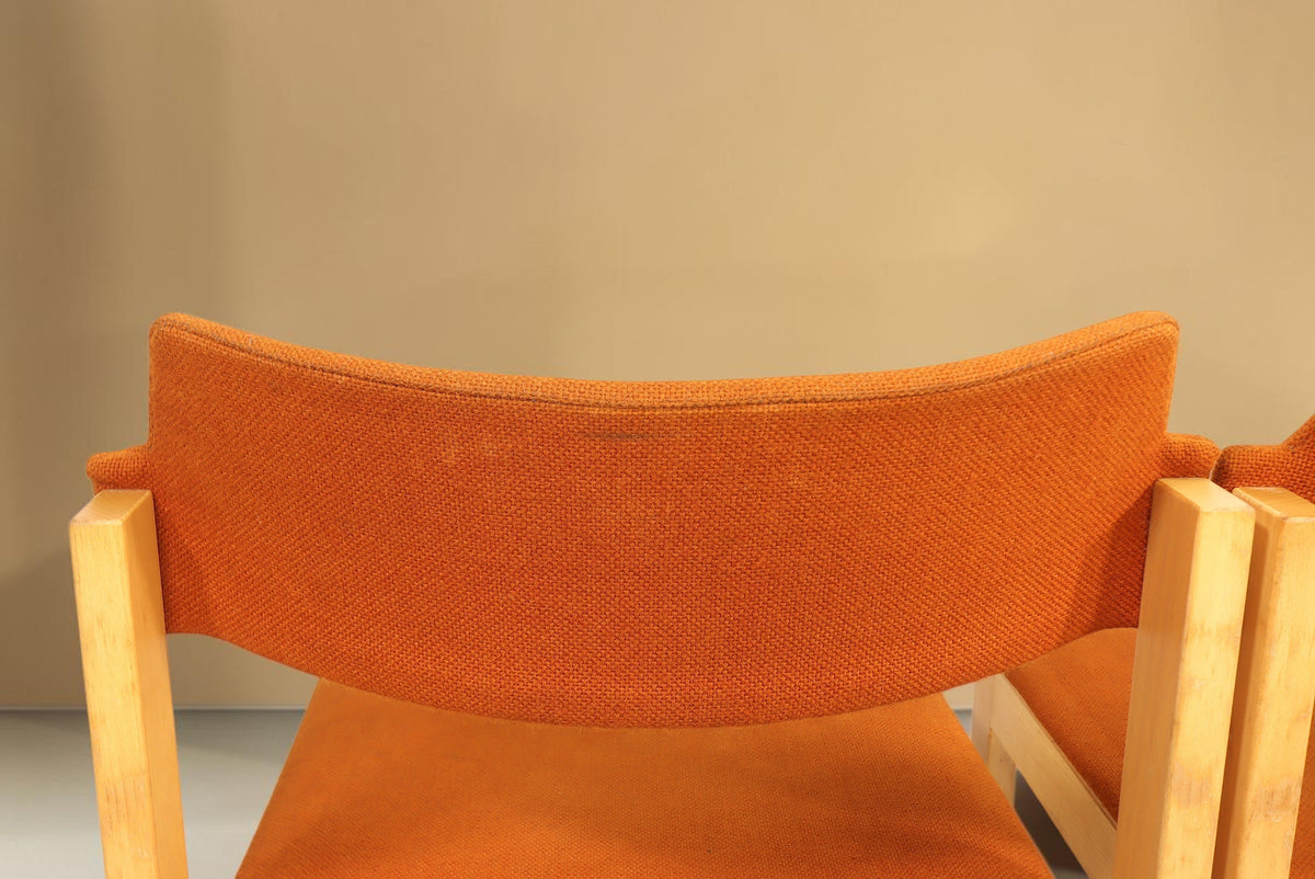 Vintage Space Mid Century Esszimmerstühle mit orangefarbenem Stoffbezug und hellem Holzgestell in Retro-Optik