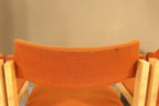 Vintage Space Mid Century Esszimmerstühle mit orangefarbenem Stoffbezug und hellem Holzgestell in Rückenansicht