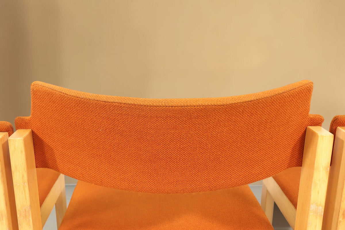 Vintage Space Mid Century Esszimmerstuhl mit orangefarbenem Stoffbezug und hellem Holzgestell in Nahaufnahme