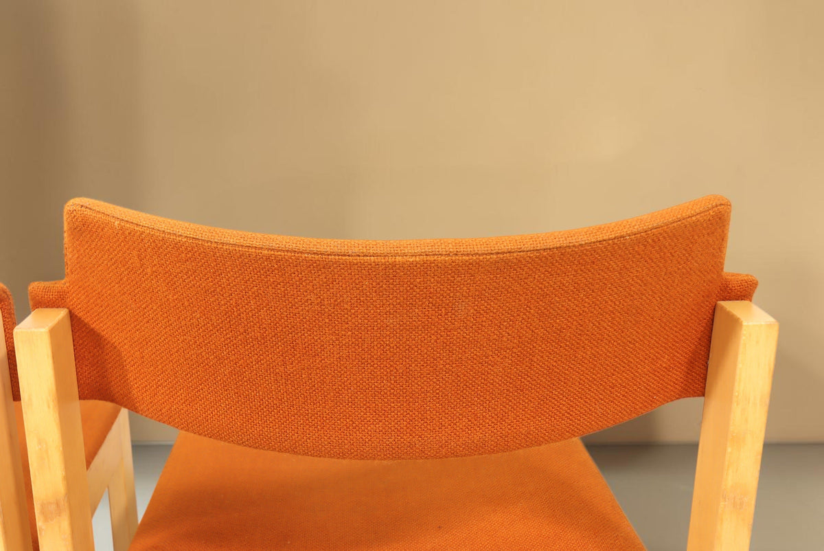 Vintage Space Mid Century Esszimmerstuhl mit orangefarbenem Stoffbezug und hellem Holzgestell in Retro-Optik