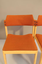Vintage Space Mid Century Esszimmerstühle mit orangefarbenem Stoffbezug und hellem Holzgestell im 4er-Set