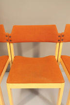 Vintage Space 4er-Set stapelbare Mid Century Esszimmerstühle mit orangefarbenem Stoffbezug und hellem Holzgestell