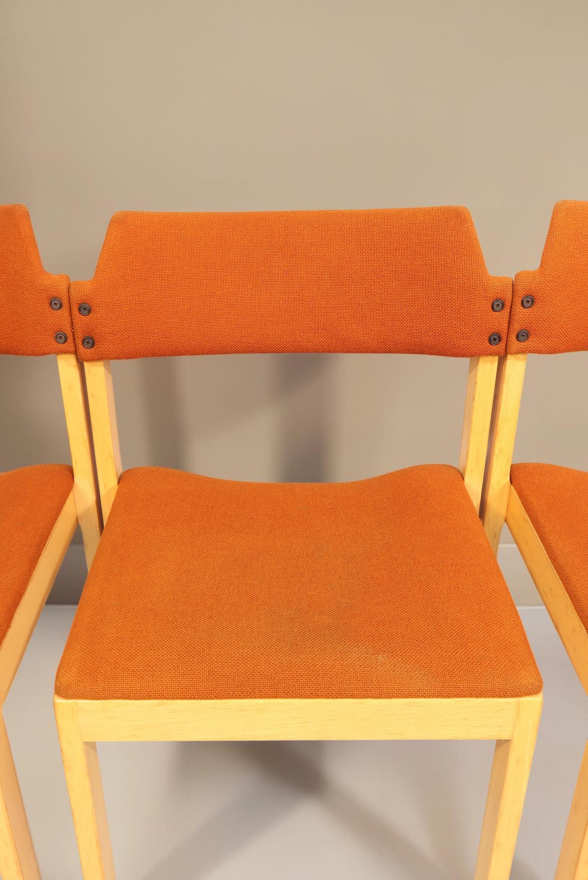 Vintage Space 4er-Set stapelbare Mid Century Esszimmerstühle mit orangefarbenem Stoffbezug und hellem Holzgestell