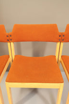 Vintage Space Mid Century Esszimmerstühle mit orangefarbenem Stoffbezug und hellem Holzgestell im 4er-Set
