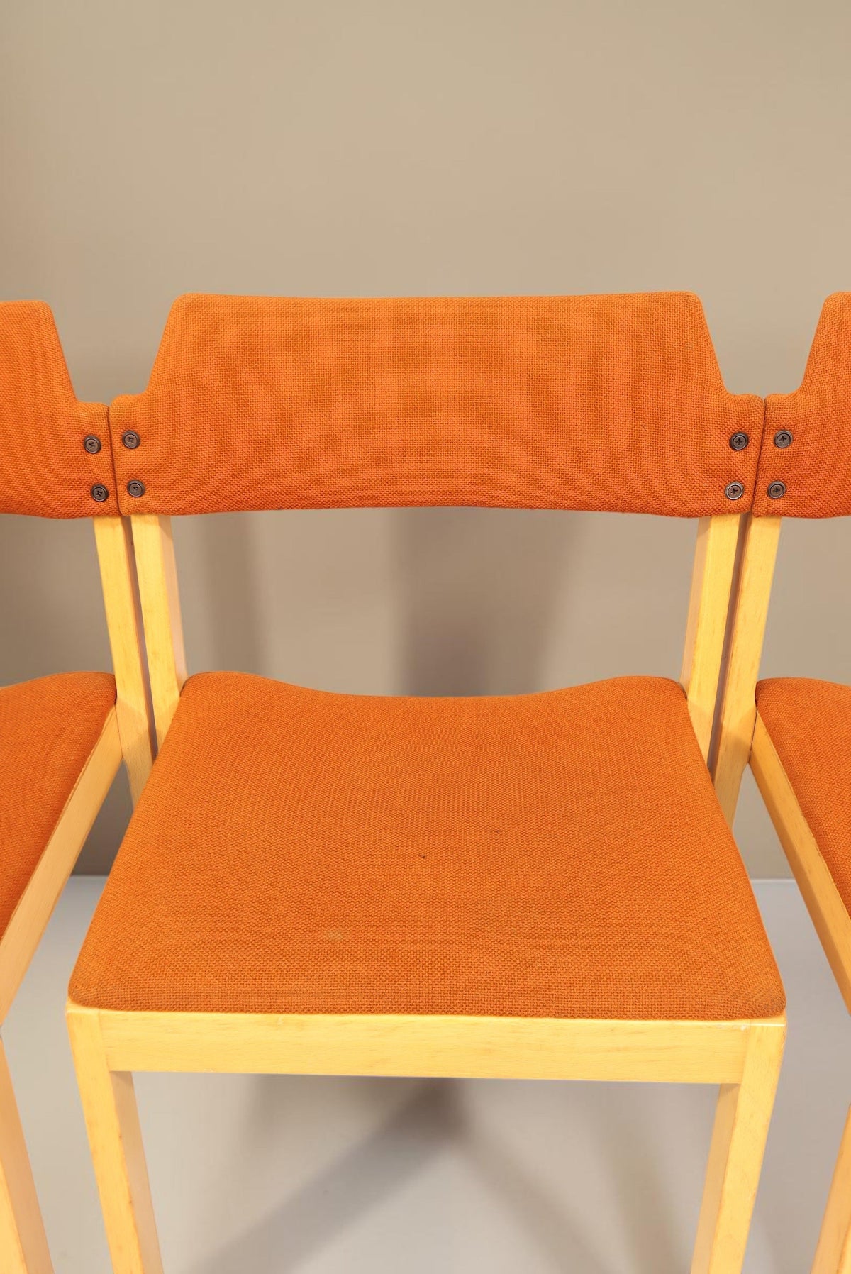 Vintage Space Mid Century Esszimmerstühle mit orangefarbenem Stoffbezug und hellem Holzgestell im 4er-Set