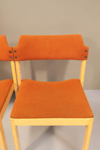 Vintage Space 4er-Set Mid Century Esszimmerstühle mit orangefarbenem Stoffbezug und hellem Holzgestell