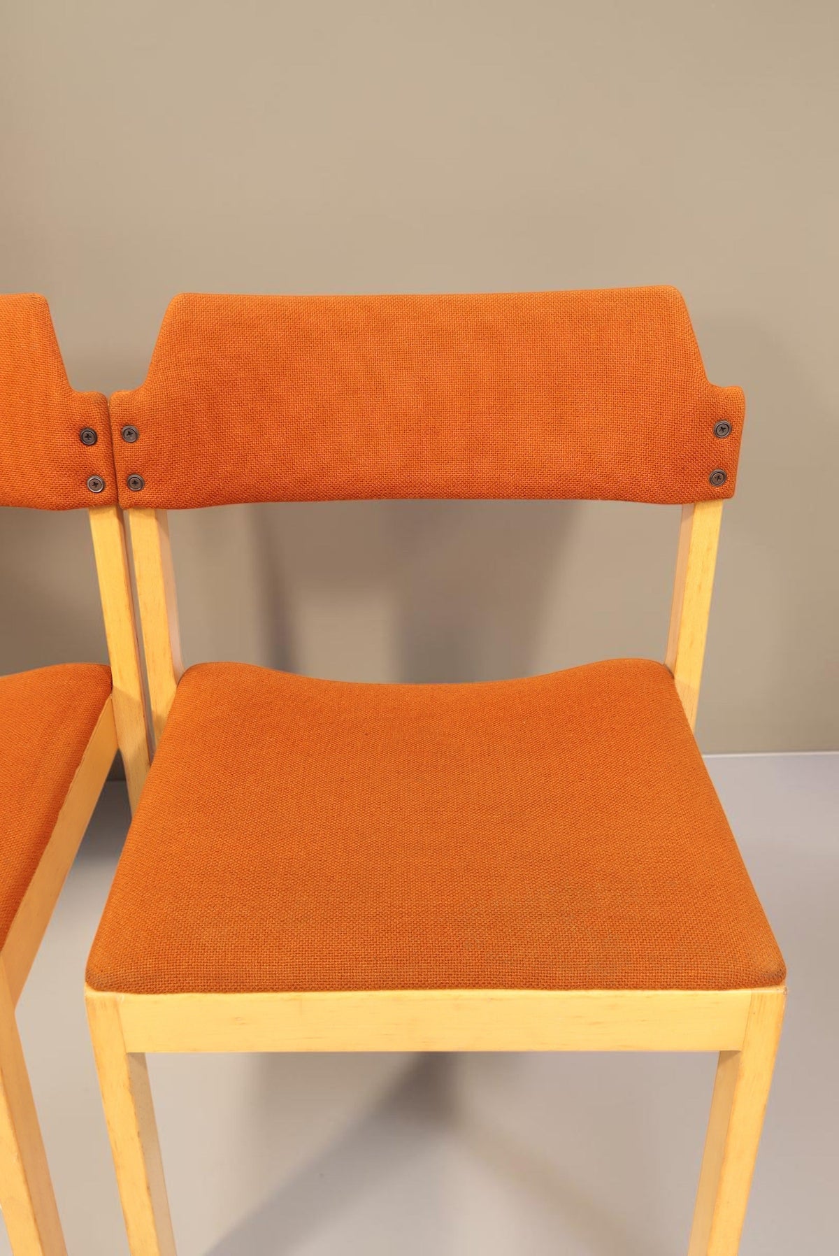 Vintage Space 4er-Set Mid Century Esszimmerstühle mit orangefarbenem Stoffbezug und hellem Holzgestell