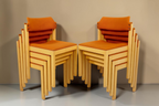 Vintage Space 4er-Set stapelbare Mid Century Esszimmerstühle mit hellem Holzgestell und orangefarbenem Stoffbezug