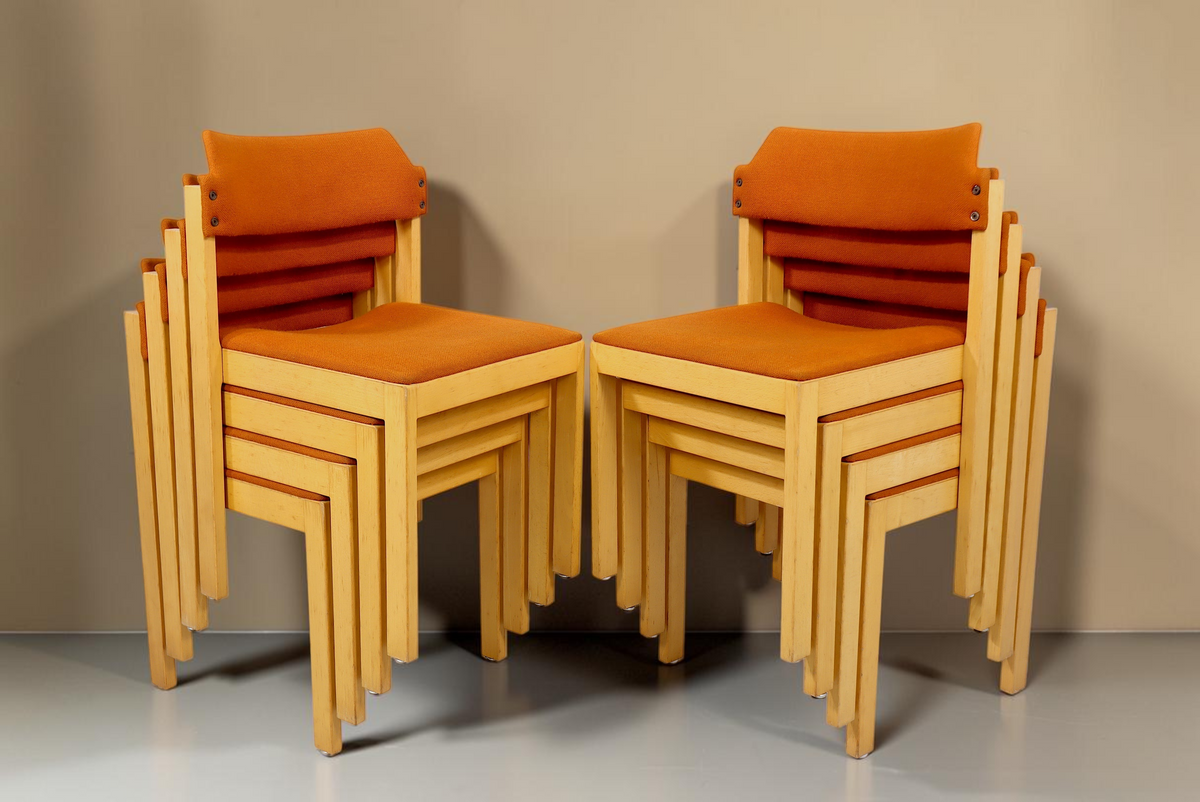 Vintage Space 4er-Set stapelbare Mid Century Esszimmerstühle mit hellem Holzgestell und orangefarbenem Stoffbezug
