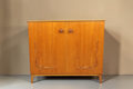 Vintage Space Mid Century Highboard aus Holz mit eleganten Schnitzverzierungen und konischen Füßen
