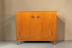 Vintage Space Mid Century Highboard aus Holz mit eleganten Schnitzverzierungen und konischen Füßen