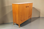 Vintage Space Mid Century Highboard aus Holz mit geschnitzten Verzierungen an den Türen und konischen Füßen