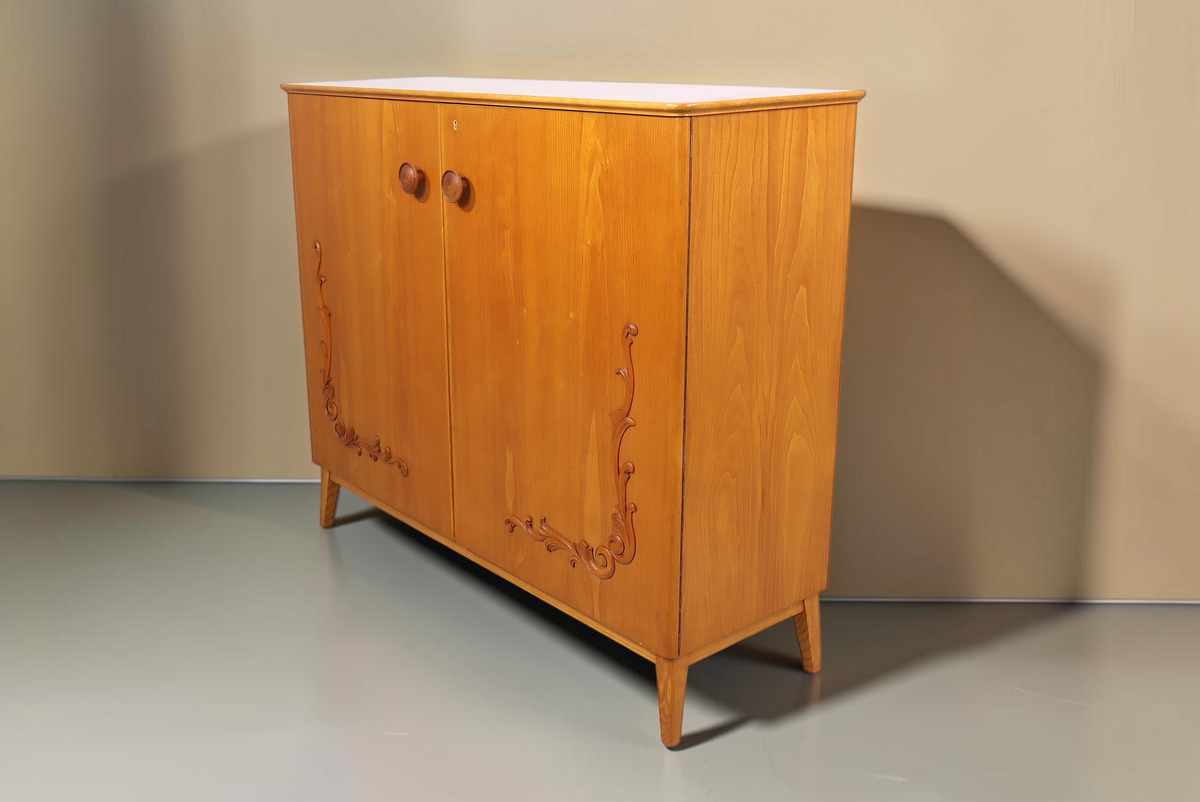 Vintage Space Mid Century Highboard aus Holz mit dekorativen Schnitzverzierungen und konischen Füßen
