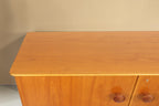 Vintage Space Mid Century Highboard aus warmem Holz mit abgerundeten Kanten und dekorativen Türgriffen