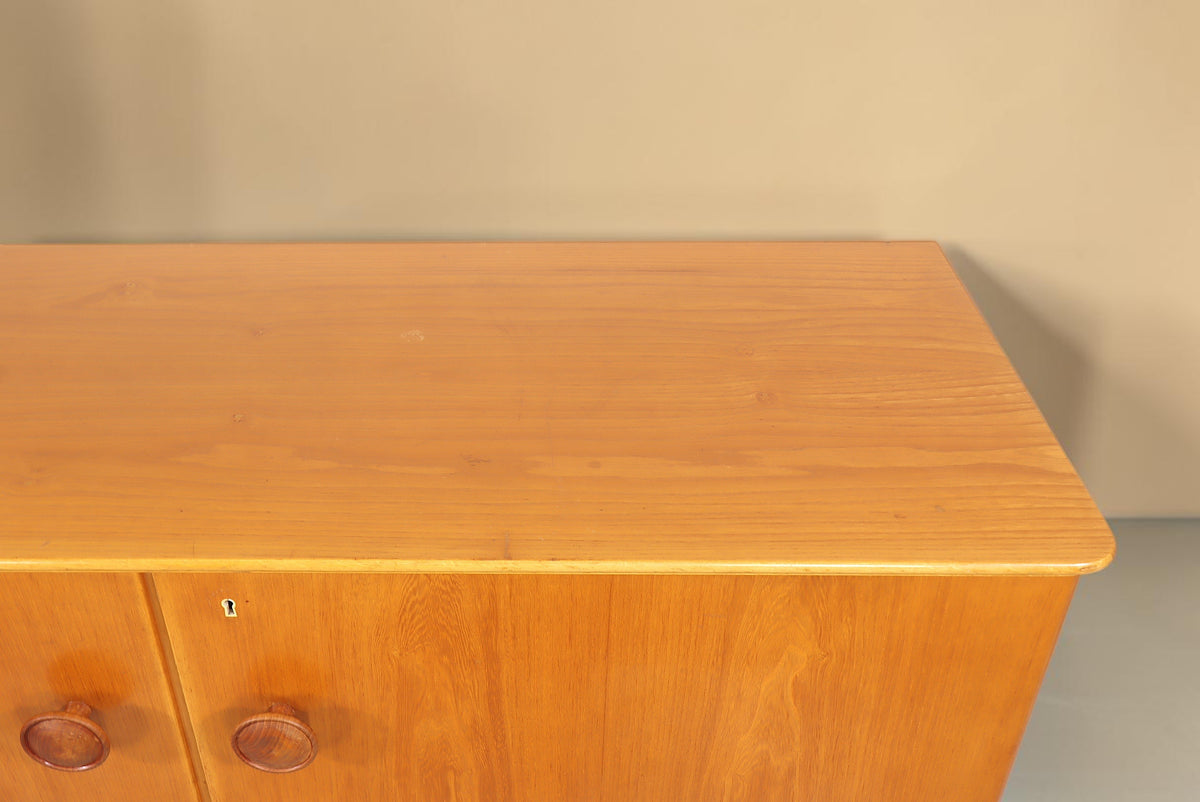Vintage Space Mid Century Highboard aus hellem Holz mit abgerundeter Kante und runden Holzgriffen in Nahaufnahme