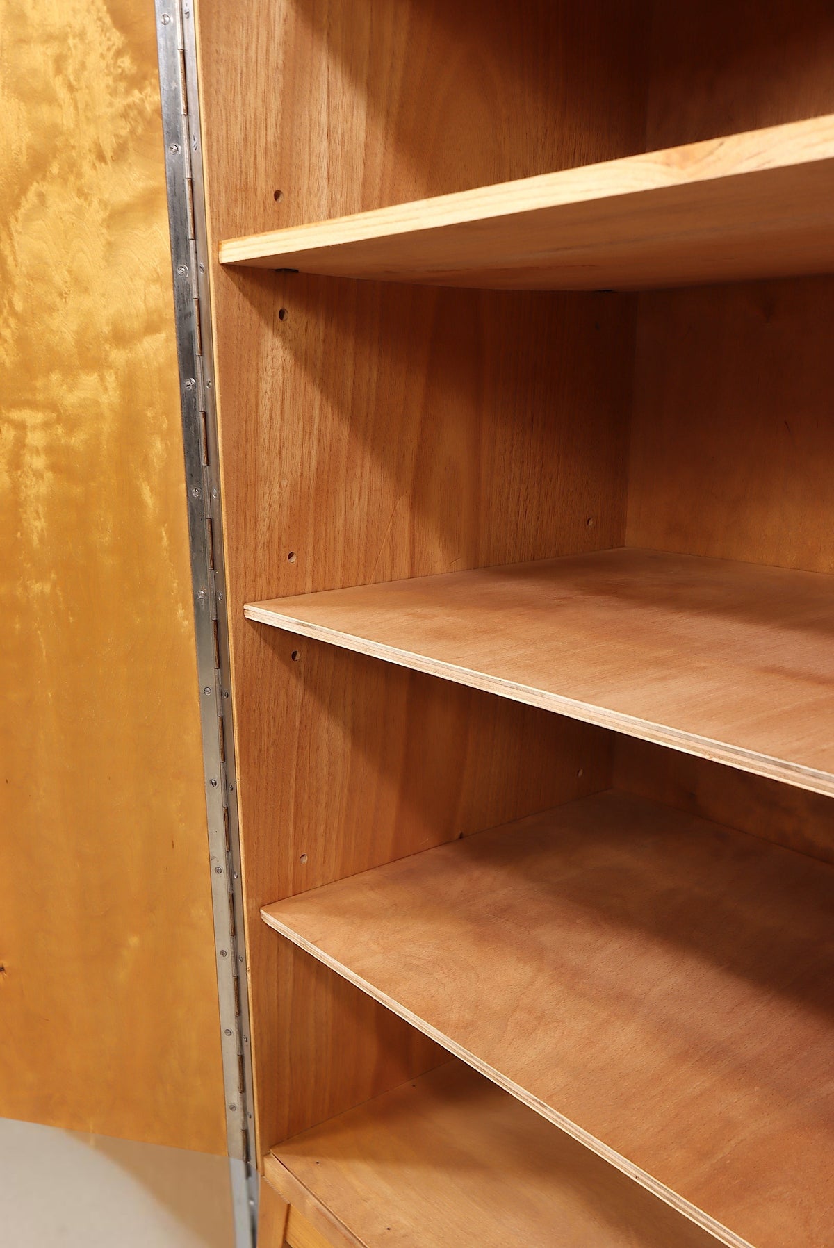 Vintage Space Mid Century Highboard Innenansicht mit verstellbaren Holzböden und warmer Holzmaserung