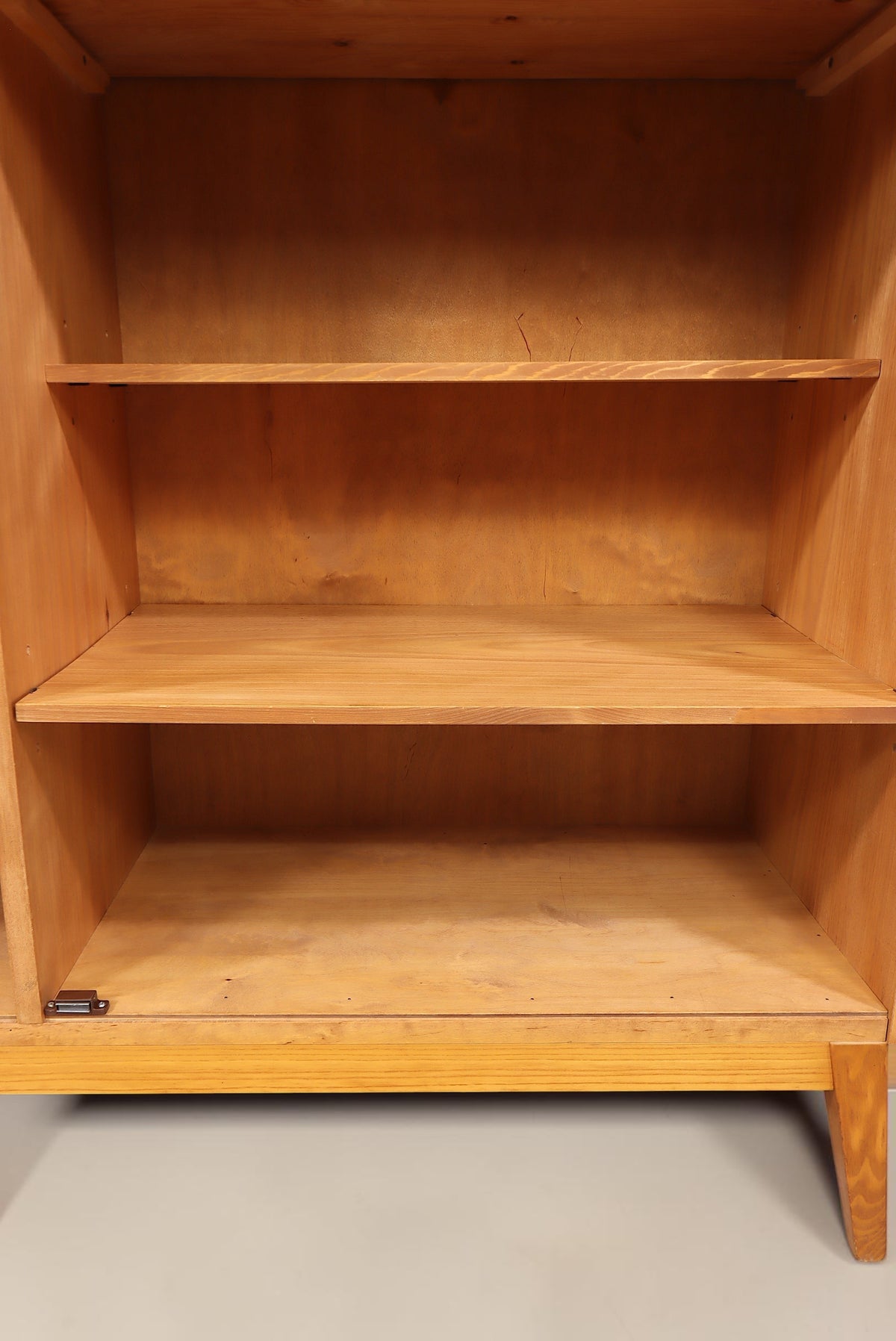Vintage Space Mid Century Highboard Innenansicht mit verstellbaren Regalböden aus warmem Holz