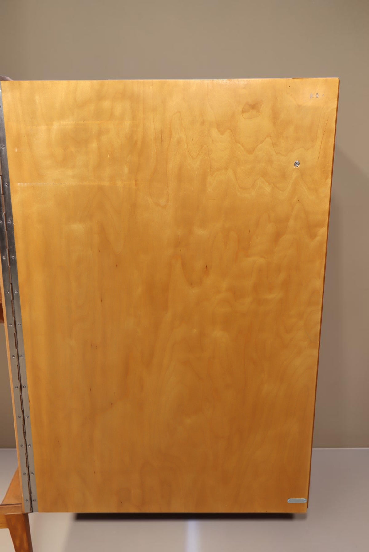 Vintage Space Mid Century Highboard Tür aus hellem Holz mit sichtbarer Maserung und Metallscharnier
