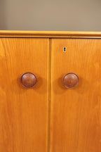 Vintage Space Mid Century Highboard aus Holz mit runden Griffen und Schlüsselloch-Detail an den Schranktüren