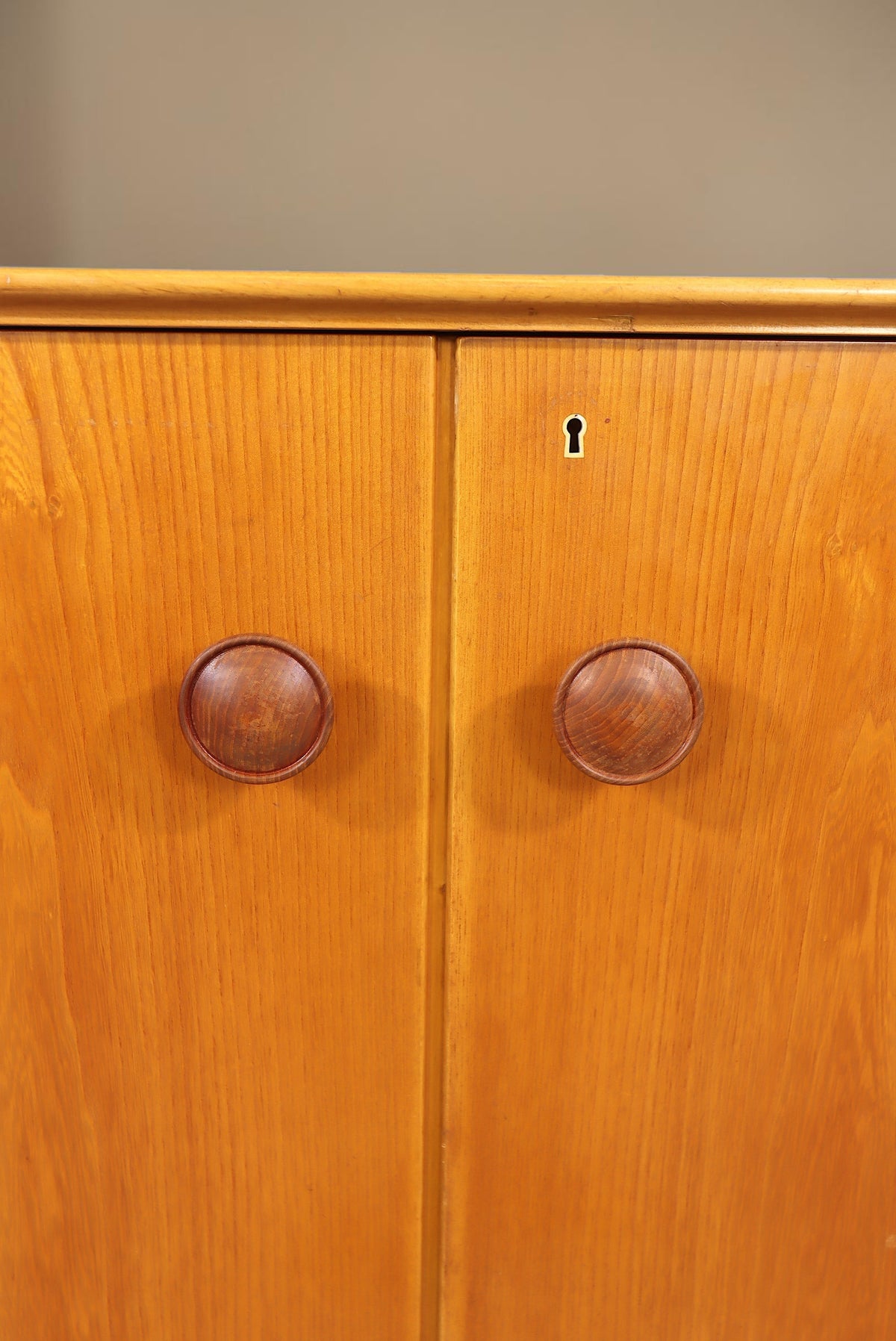 Vintage Space Mid Century Highboard aus Holz mit runden Griffen und Schlüsselloch-Detail an den Schranktüren