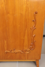 Vintage Space Mid Century Highboard aus Holz mit detaillierten floralen Schnitzverzierungen an der Schranktür