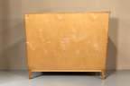 Rückansicht des Vintage Space Mid Century Highboards aus hellem Holz mit konischen Füßen vor weißem Hintergrund