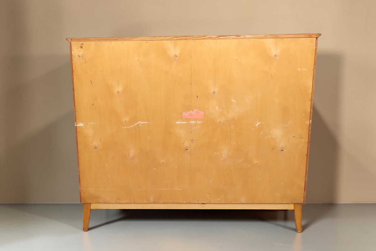 Rückansicht des Vintage Space Mid Century Highboards aus hellem Holz mit konischen Füßen vor weißem Hintergrund