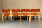 Vintage Space 4er-Set stapelbare Mid Century Esszimmerstühle mit hellem Holzgestell und orangefarbenem Stoffbezug