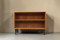 Vintage Space Mid Century Vitrine aus Holz mit Glasschiebetüren und schwarzen konischen Füßen