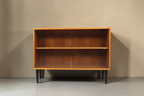 Vintage Space Mid Century Vitrine aus Holz mit Glasschiebetüren und schwarzen konischen Füßen