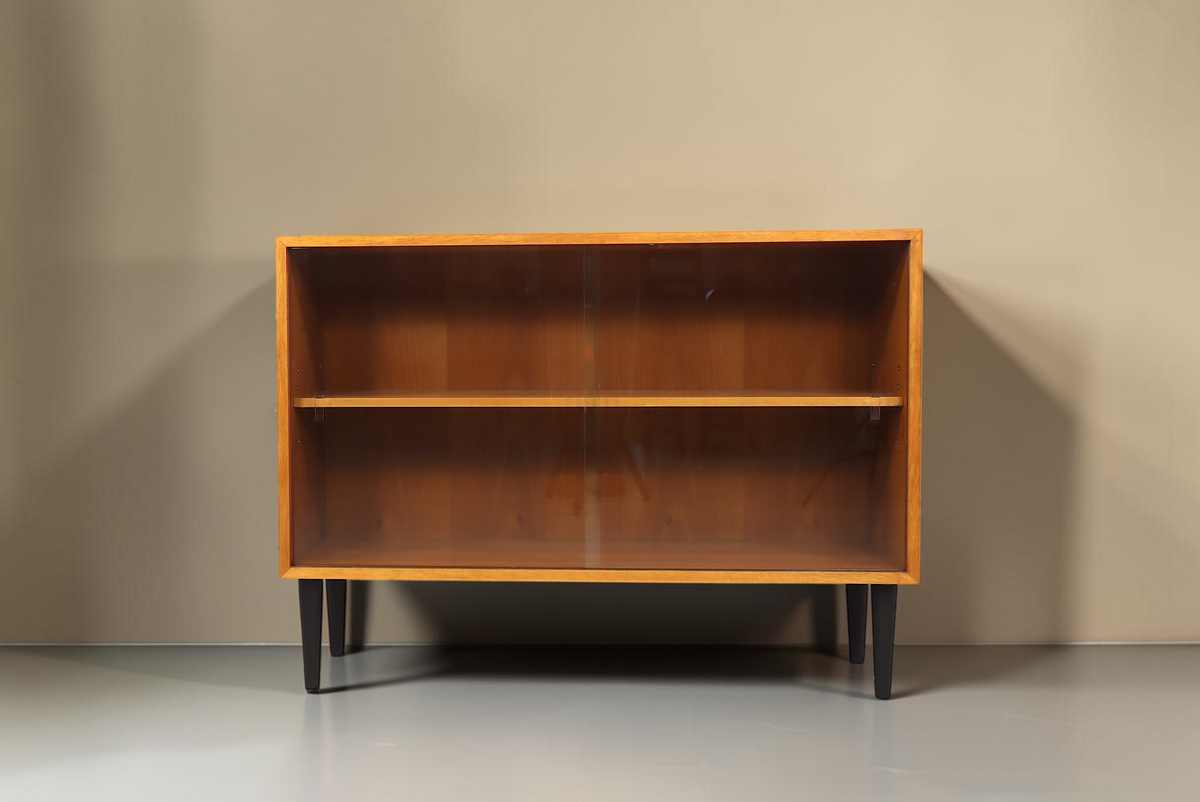 Vintage Space Mid Century Vitrine aus Holz mit Glasschiebetüren und schwarzen konischen Füßen