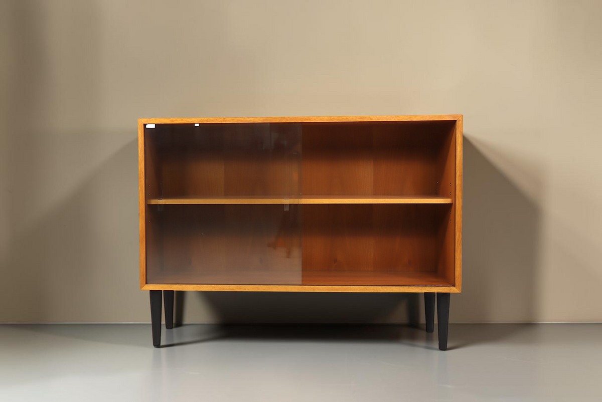 Vintage Space Mid Century Vitrine aus Holz mit Glasschiebetüren und schwarzen konischen Beinen
