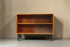 Vintage Space Mid Century Vitrine aus Holz mit Glasschiebetüren und schwarzen konischen Füßen