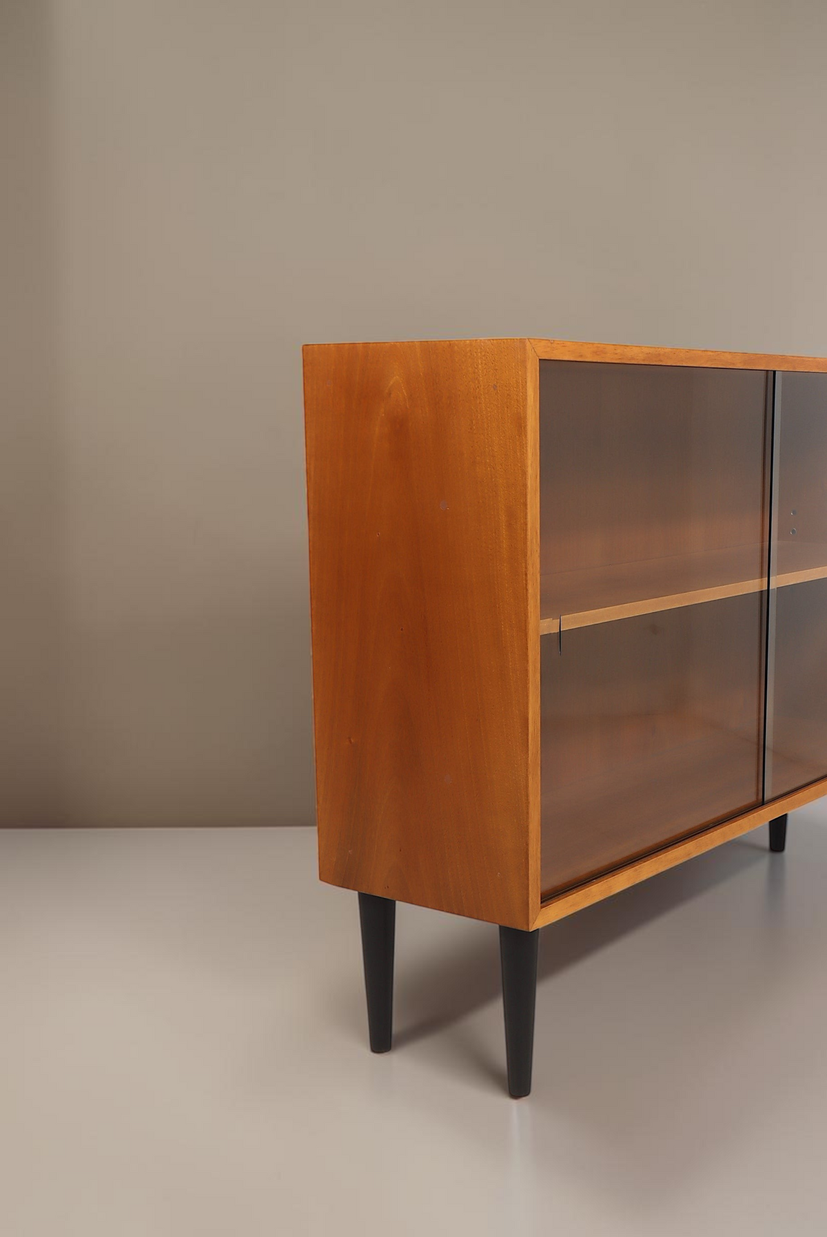 Vintage Space Mid Century Vitrine aus Holz mit Glasschiebetüren und schwarzen konischen Füßen