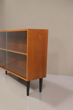 Vintage Space Mid Century Vitrine aus Holz mit Glasschiebetüren und schwarzen konischen Füßen in Seitenansicht