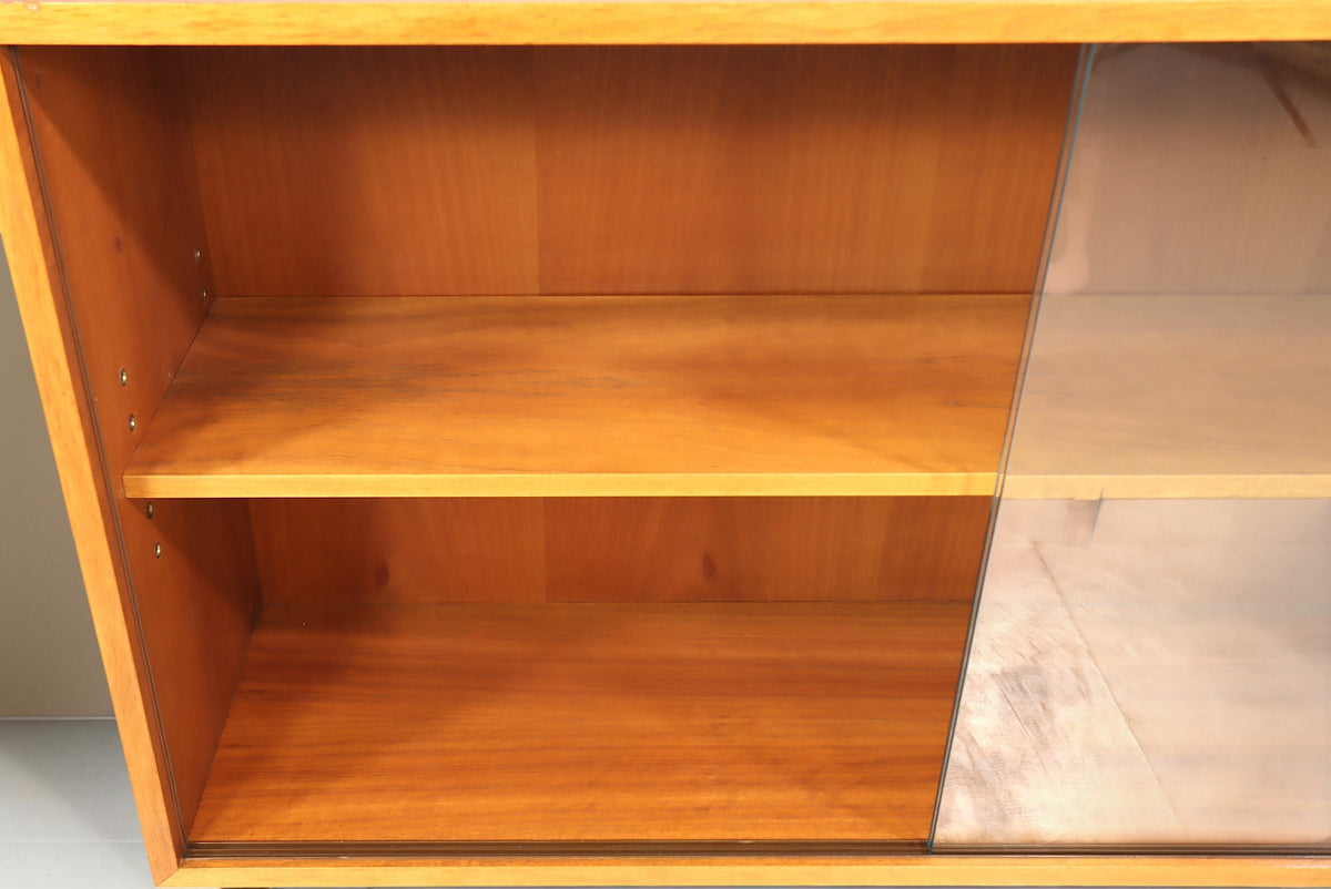 Vintage Space Mid Century Vitrine aus Holz mit Glasschiebetüren und verstellbarem Einlegeboden
