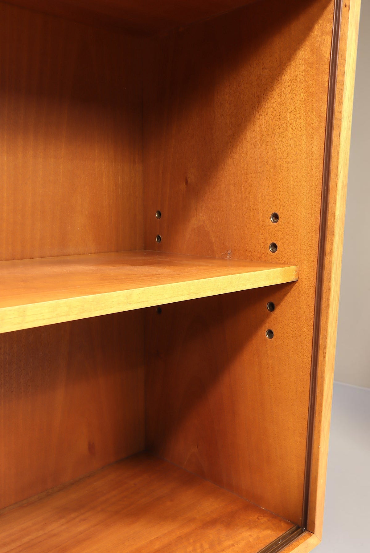 Vintage Space Mid Century Vitrine mit höhenverstellbarem Einlegeboden aus warmem Holz und Glasschiebetüren