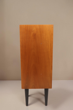 Vintage Space Mid Century Vitrine aus Holz mit konischen schwarzen Füßen in Seitenansicht