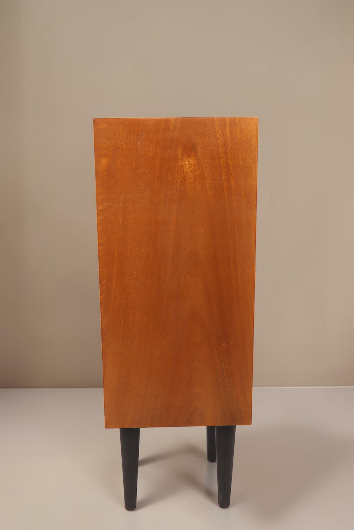 Vintage Space Mid Century Vitrine aus Holz mit konischen Beinen, Seitenansicht
