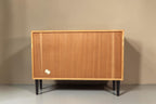 Vintage Space Mid Century Vitrine Rückansicht mit Holzfurnier und schwarzen konischen Füßen