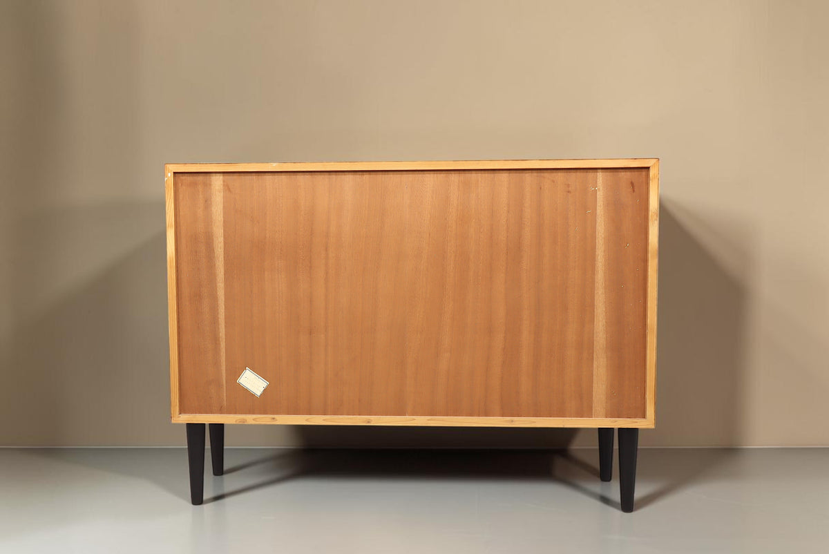 Vintage Space Mid Century Vitrine Rückansicht mit Holzfurnier und schwarzen konischen Füßen