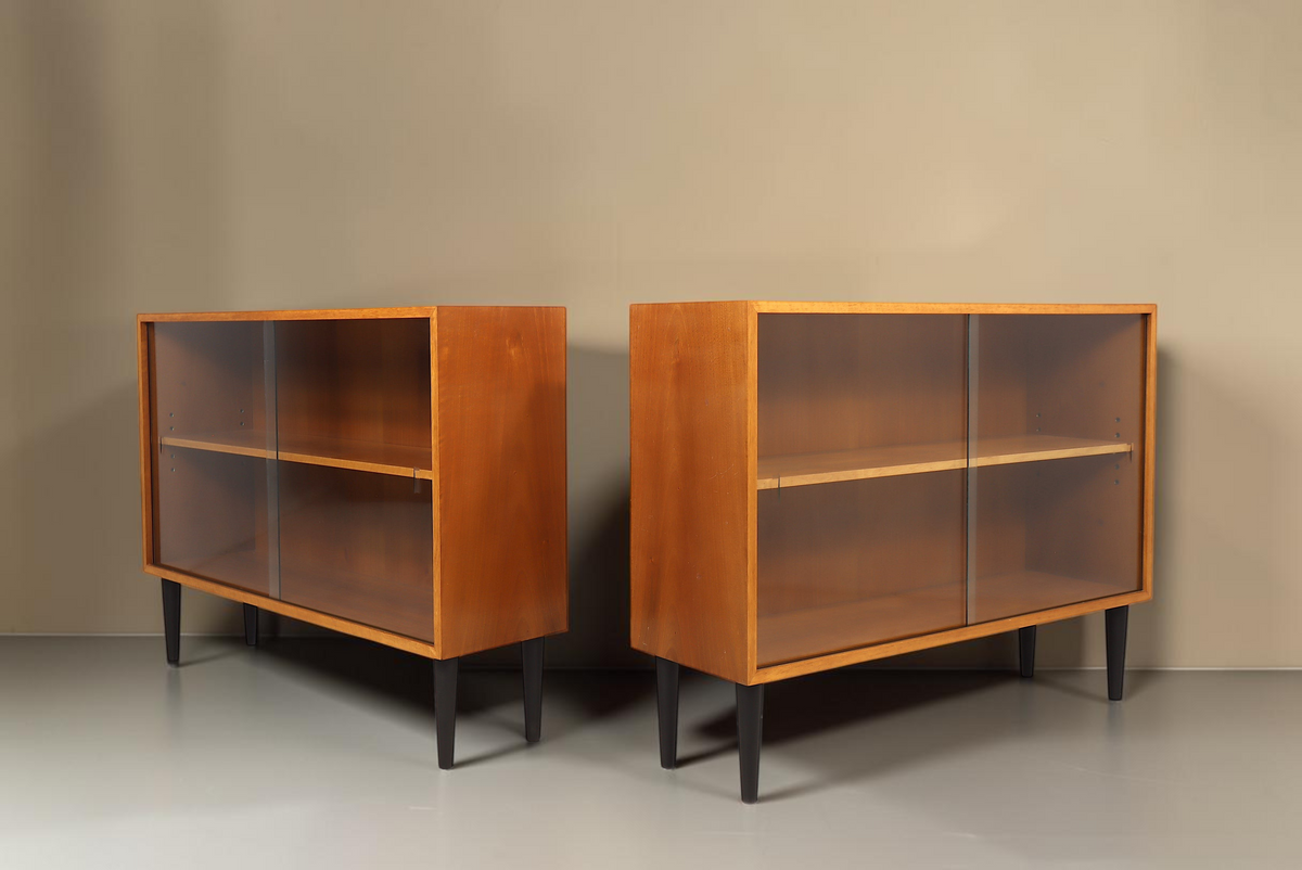 Vintage Space Mid Century Vitrine mit Glasschiebetüren und konischen schwarzen Füßen im Set