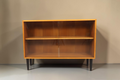 Vintage Space Mid Century Vitrine mit Glasschiebetüren und schwarzen konischen Füßen in Holzoptik